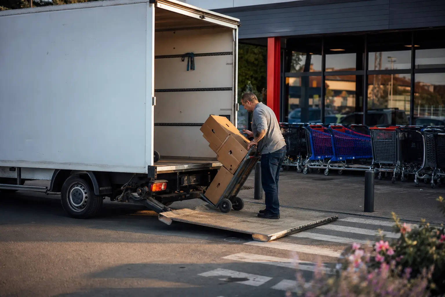 Pourquoi louer un camion chez Intermarché ? Les vrais atouts pour un déménagement, un chantier ou une livraison