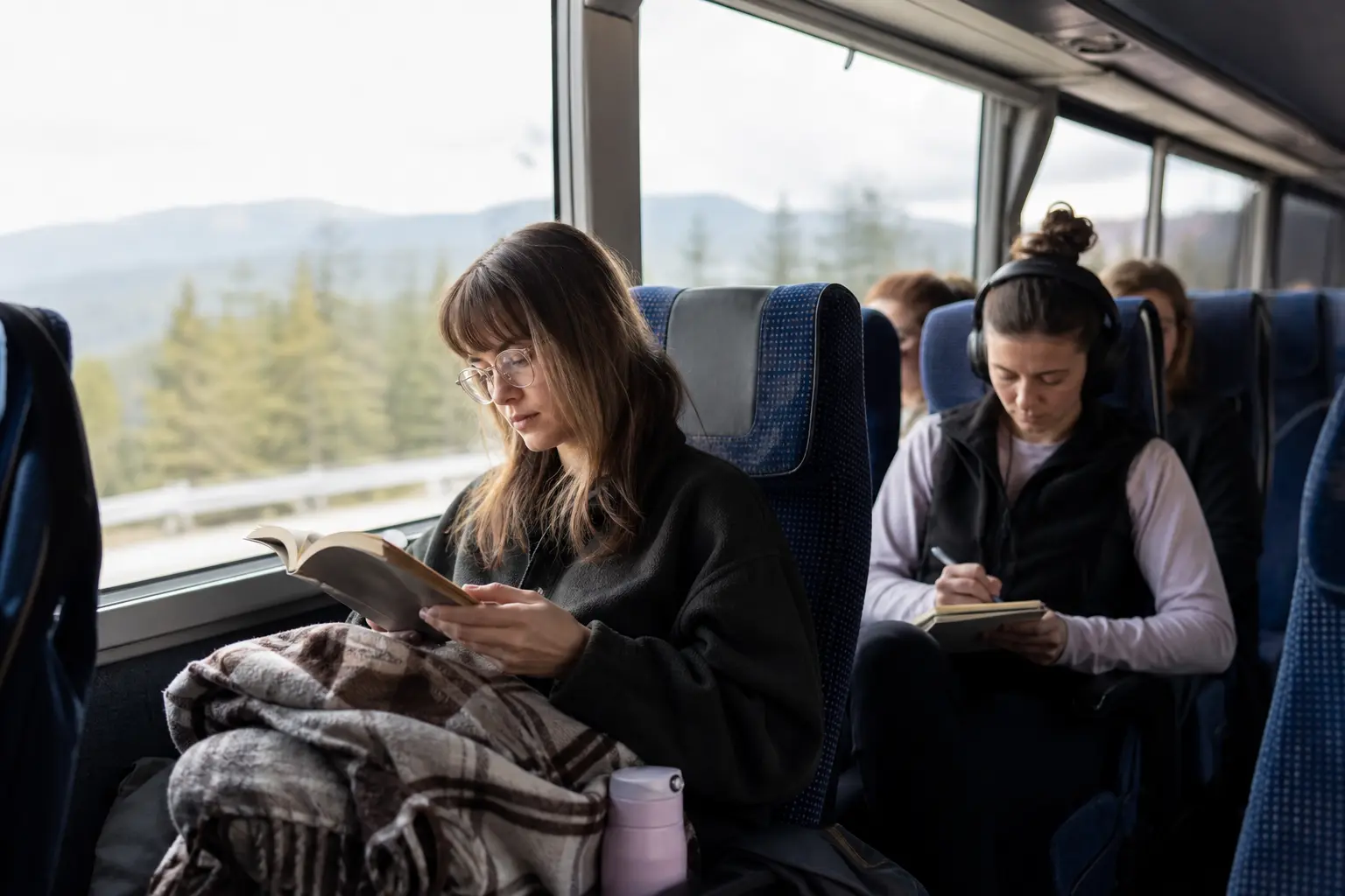 Quelles activités pratiquer dans un bus ? Idées utiles, calmes et vraiment adaptées au trajet