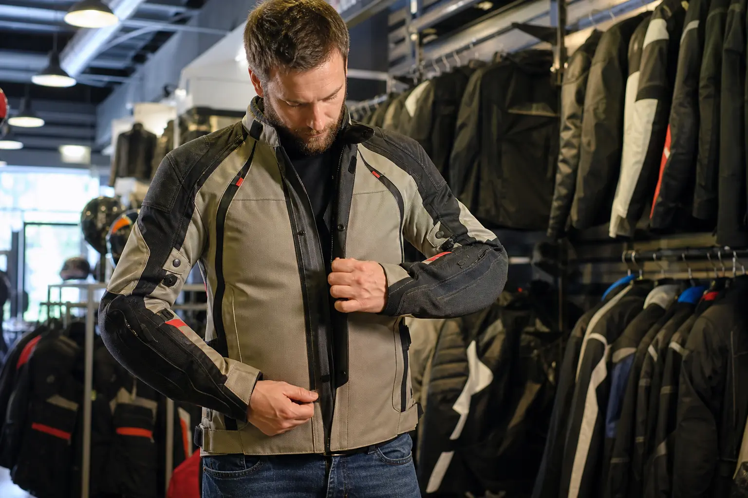 Quelle veste moto pour homme choisir ? Le guide utile pour rouler protégé et à l’aise