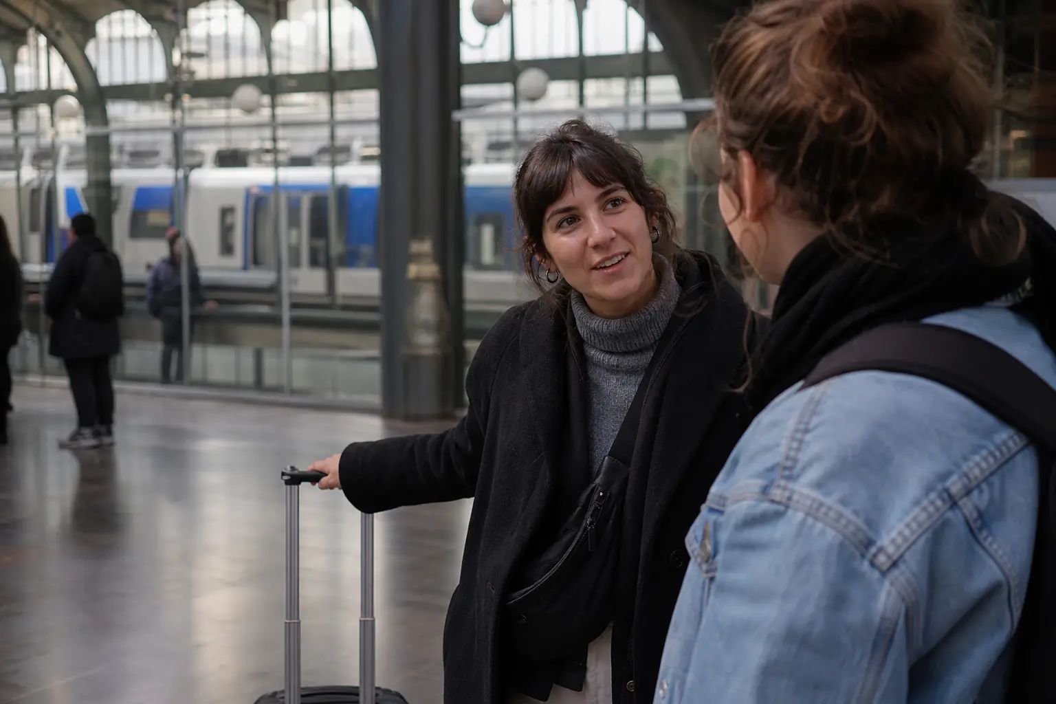 « En train de quoi ? » : sens, usages et origine d’une tournure familière