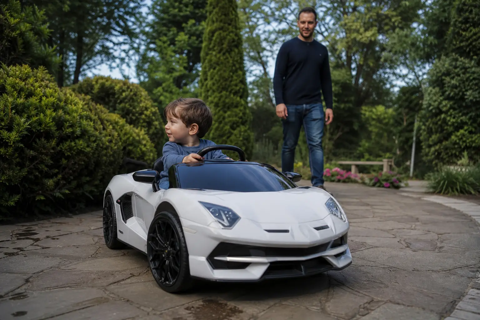 Pourquoi offrir une voiture électrique pour enfant ? Un cadeau ludique, évolutif et à encadrer