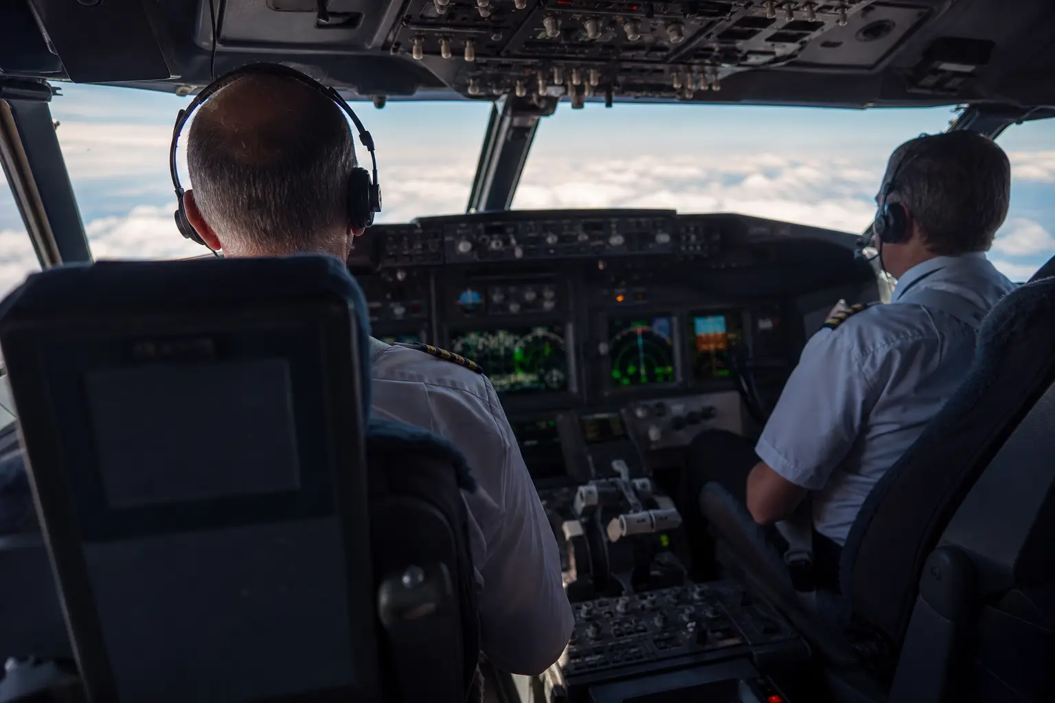 Y a-t-il vraiment un pilote dans l’avion ? Le film culte, et ce que dit vraiment l’aviation