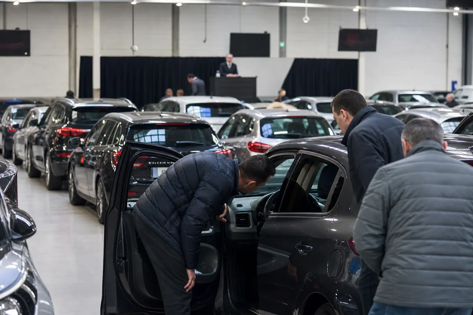 Comment fonctionnent les ventes aux enchères de voitures ?