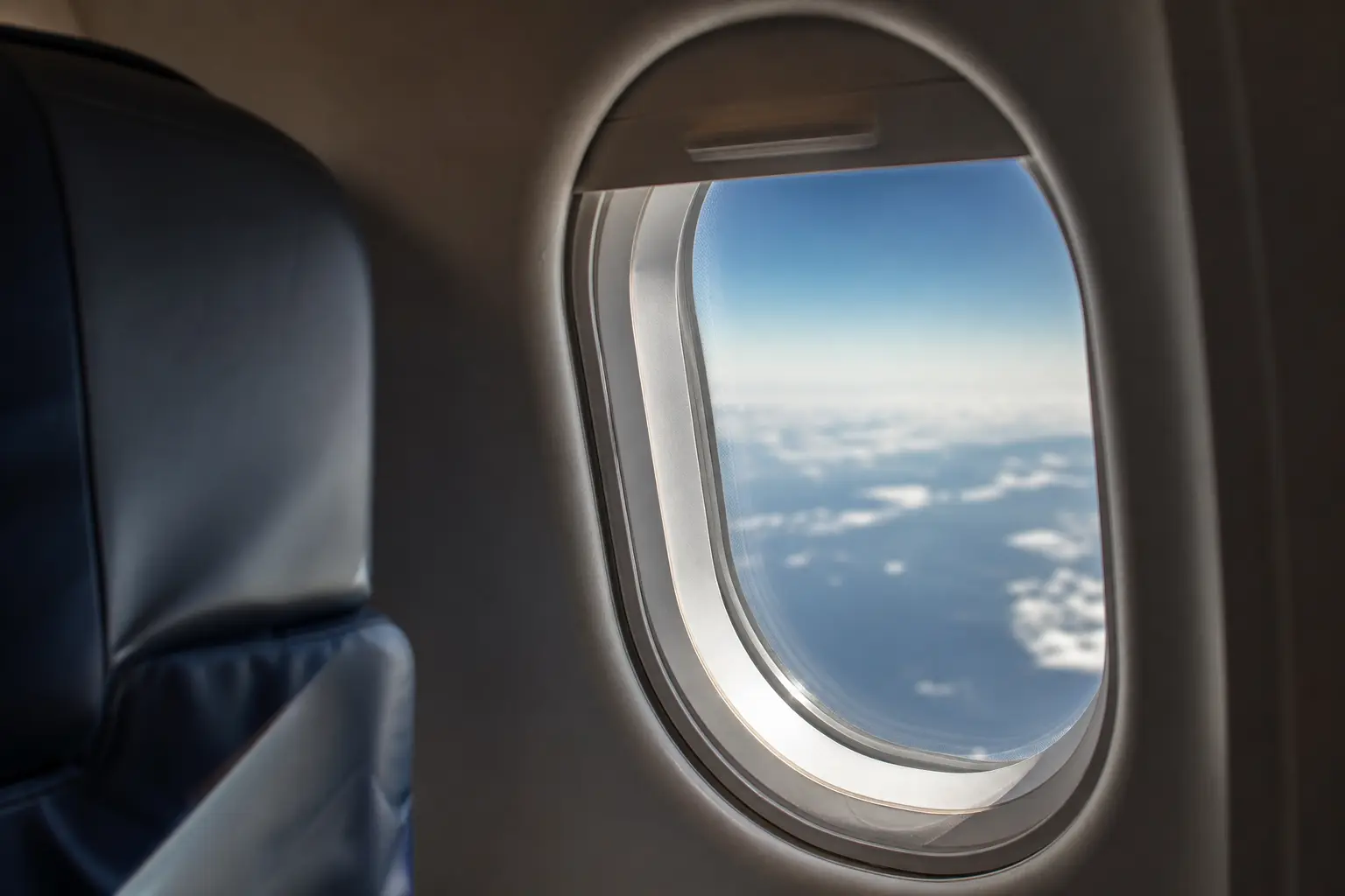 Qu’est-ce qu’un hublot d’avion et pourquoi est-il important ?