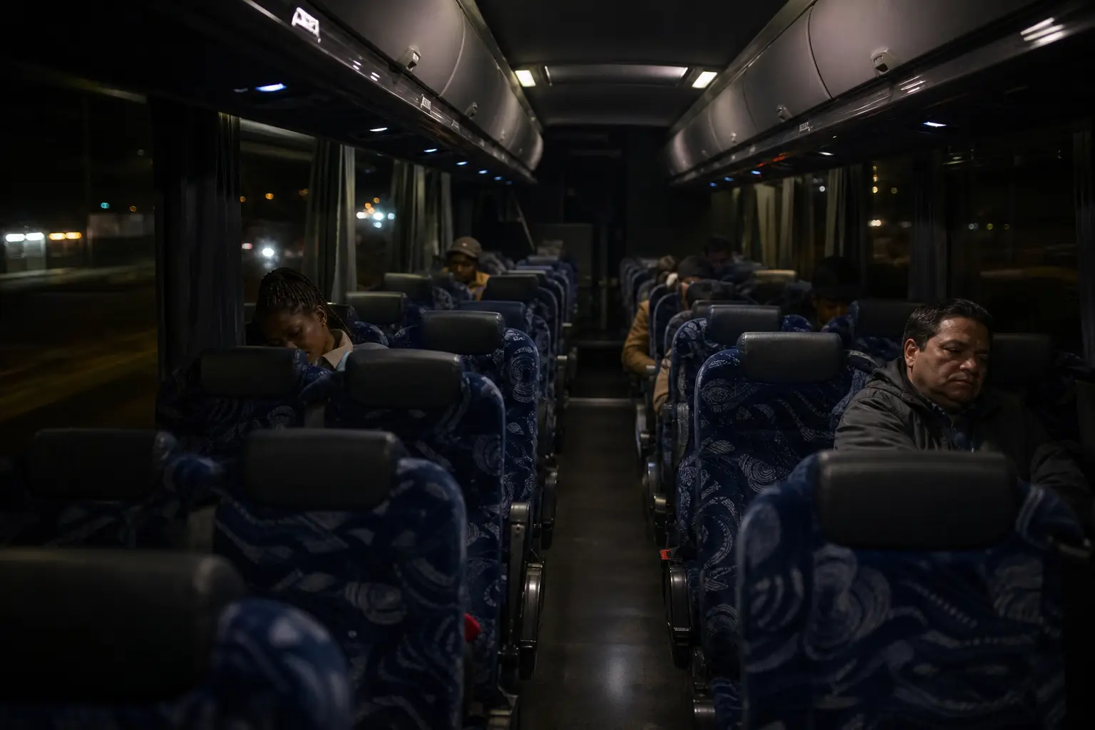 Le bus de nuit en une image : ce qu’un trajet nocturne raconte vraiment
