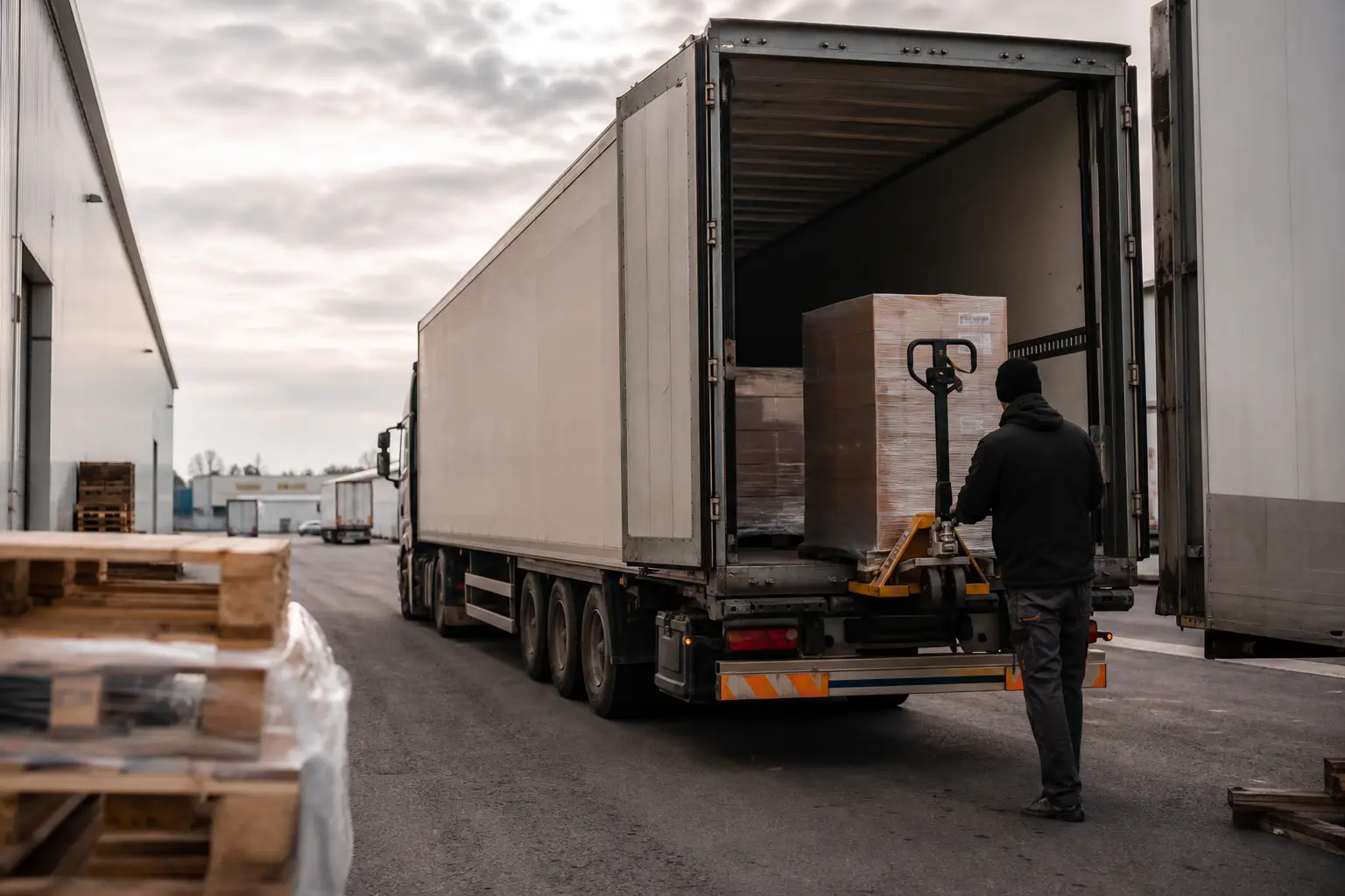 Camion poids lourd : pourquoi il reste indispensable au transport de marchandises