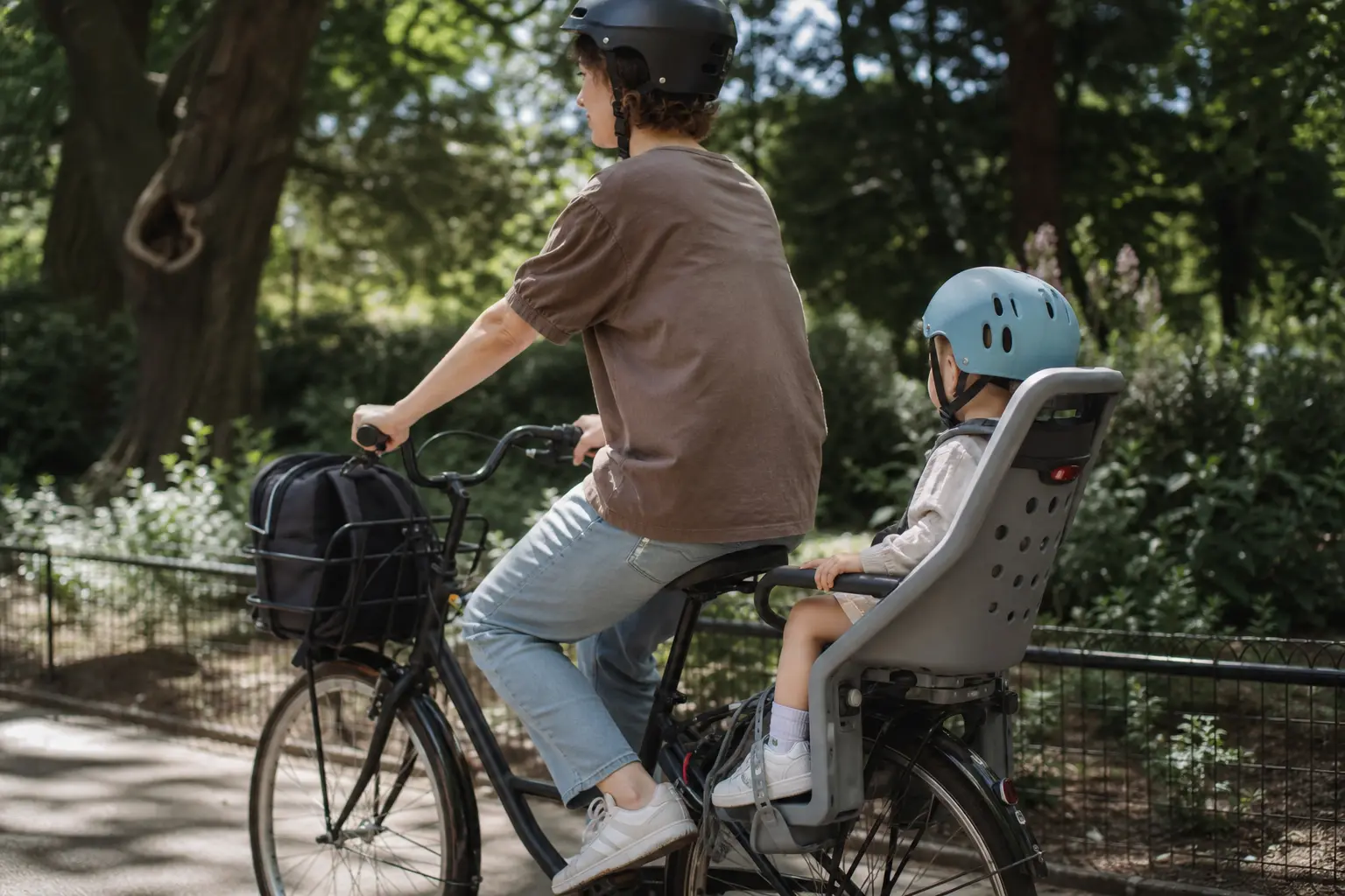 Comment choisir le meilleur porte-bébé vélo ? Le guide utile pour rouler en sécurité