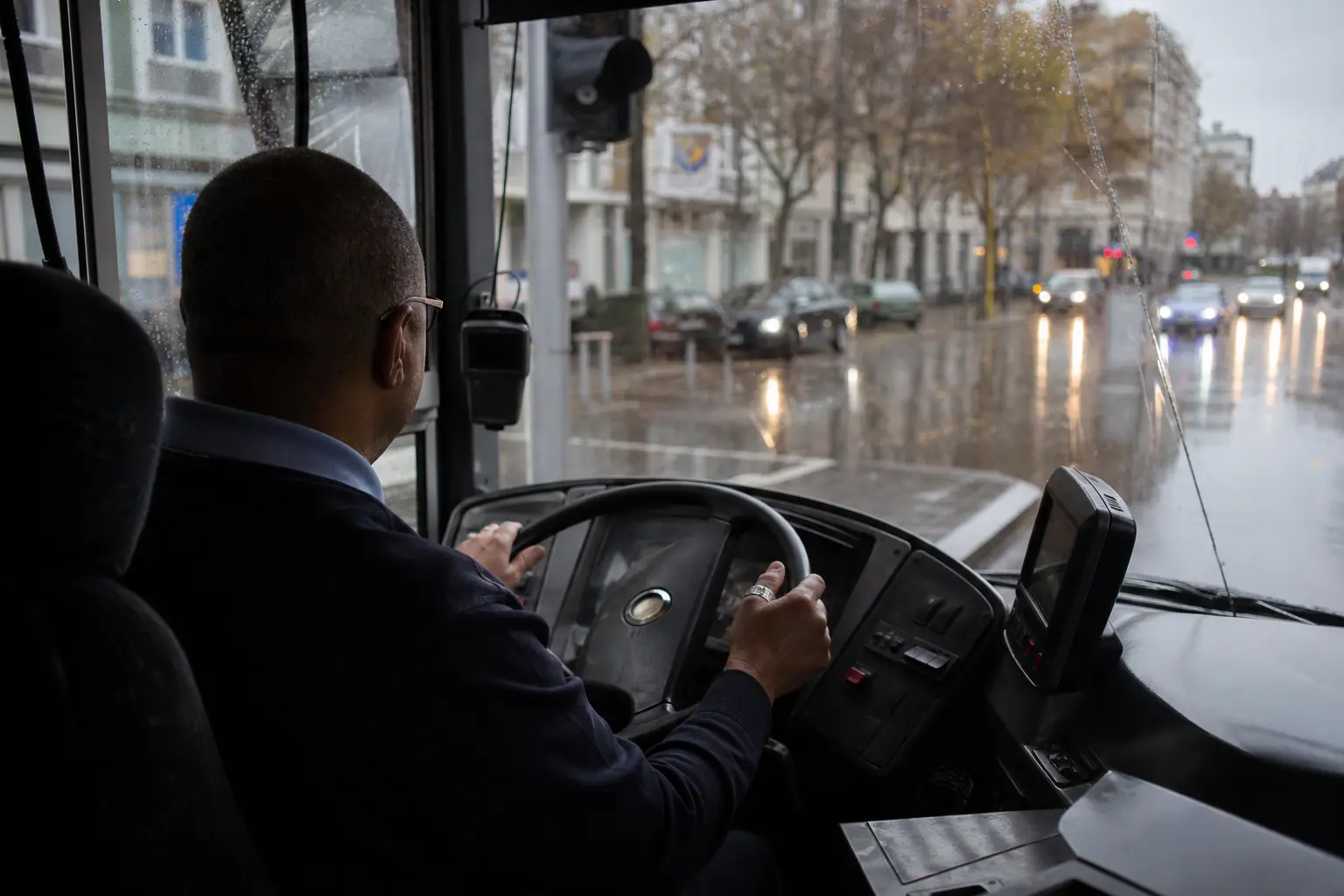 Combien gagne un chauffeur de bus STIB ? Salaire, primes et évolutions