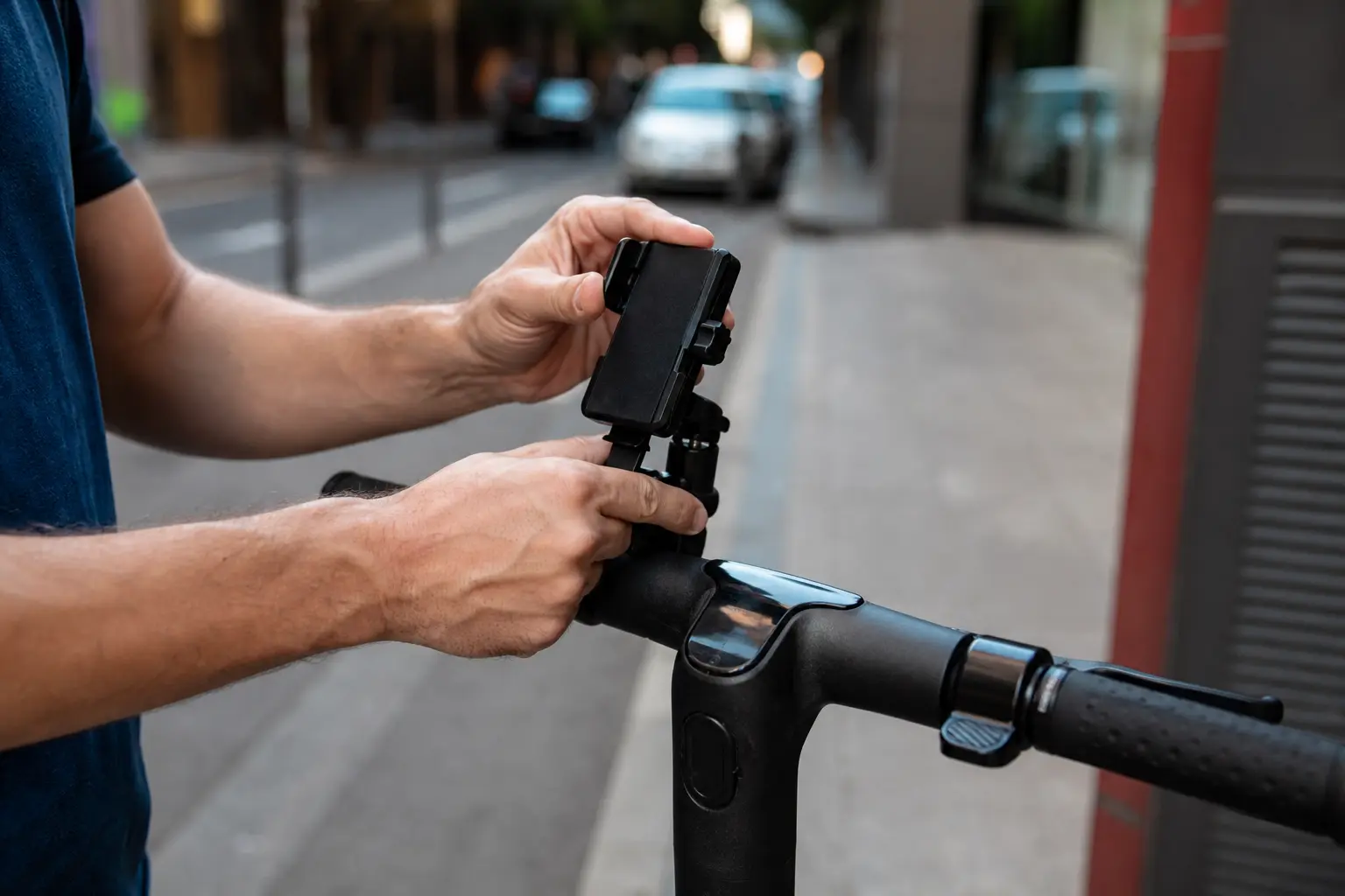 Comment fixer un support téléphone sur une trottinette ? Le guide pratique pour choisir et installer le bon modèle