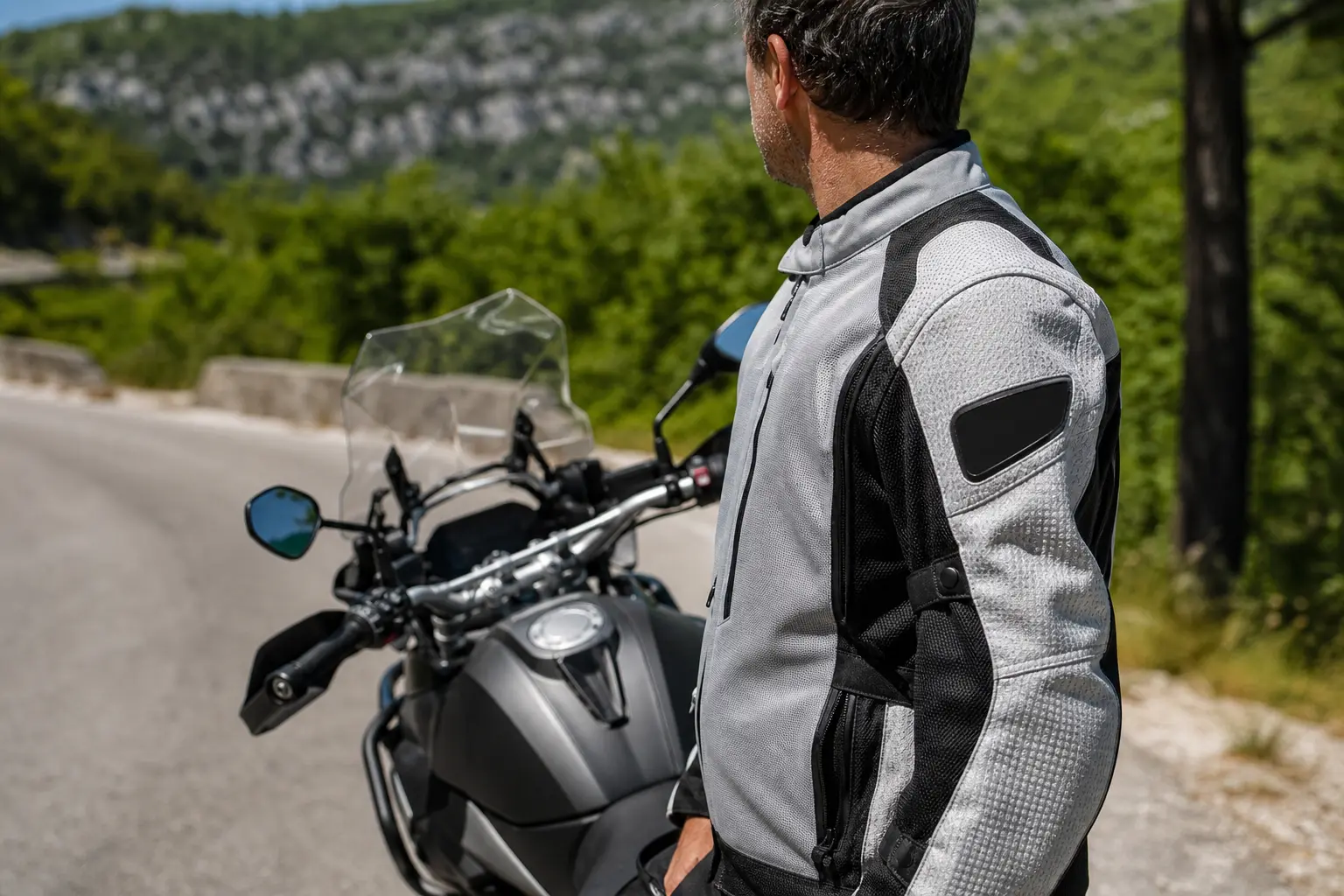 Quel blouson moto choisir pour l’été ? Le guide pour rouler au frais sans sacrifier la sécurité