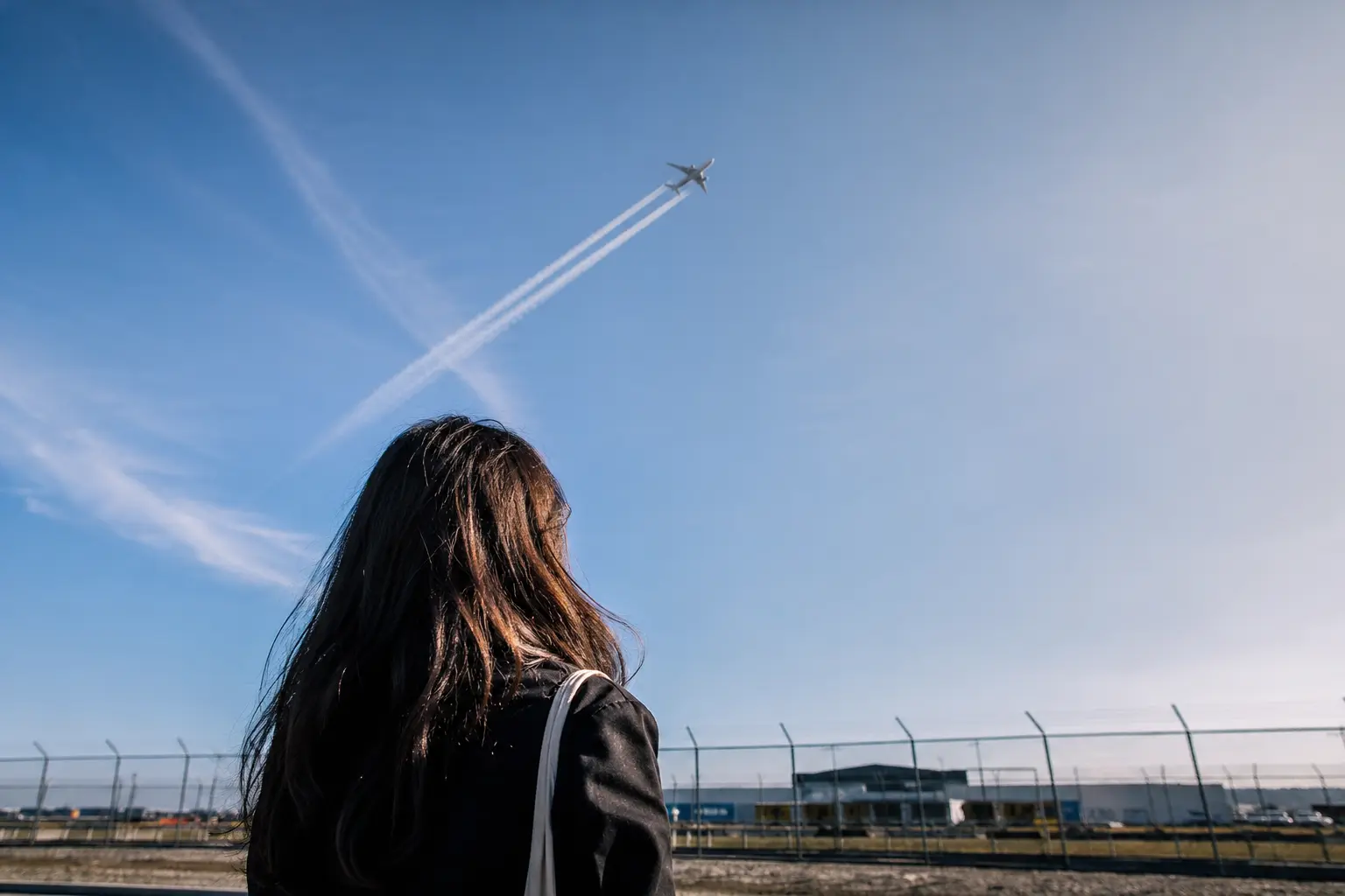 Peut-on distinguer un avion dans le ciel ? Les bons repères pour l’identifier vite et bien