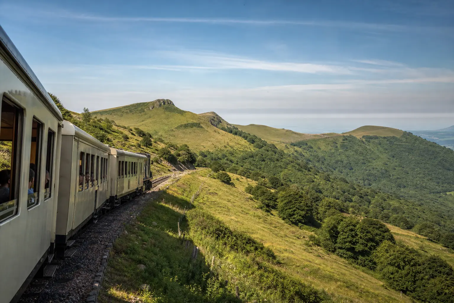 Pourquoi visiter le Puy de Dôme en train ? Le moyen le plus simple et le plus panoramique d’atteindre le sommet