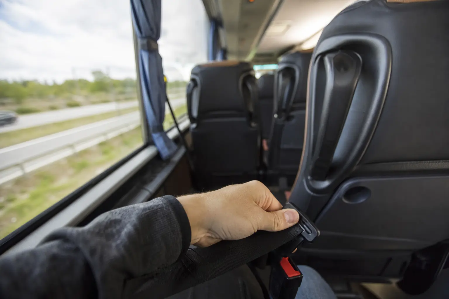 Ceinture de sécurité en autocar : est-elle vraiment obligatoire, et que risque-t-on à ne pas la mettre ?