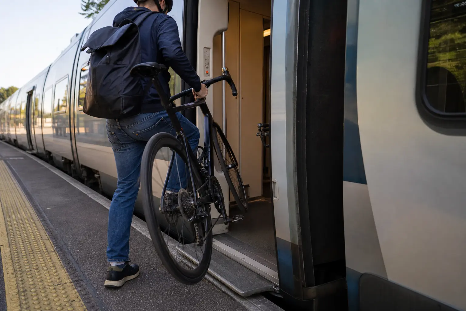 Transporter son vélo dans le train : les règles SNCF selon TER, TGV et Intercités