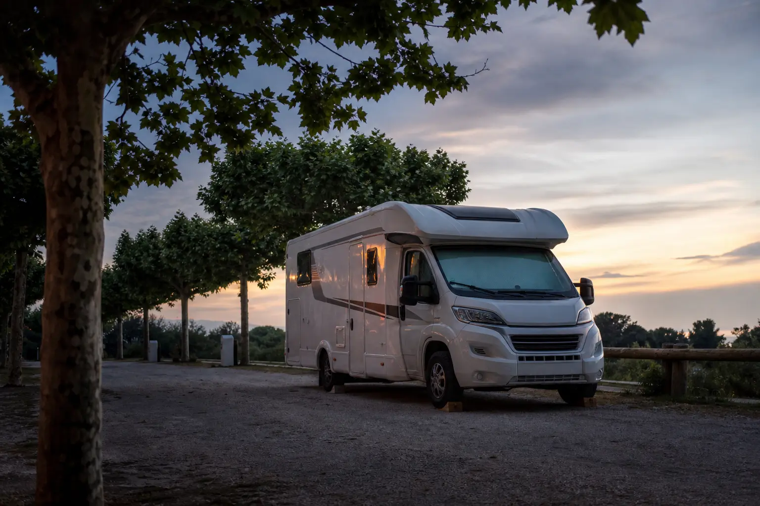 Camping-car : où a-t-on vraiment le droit de stationner pour la nuit ?