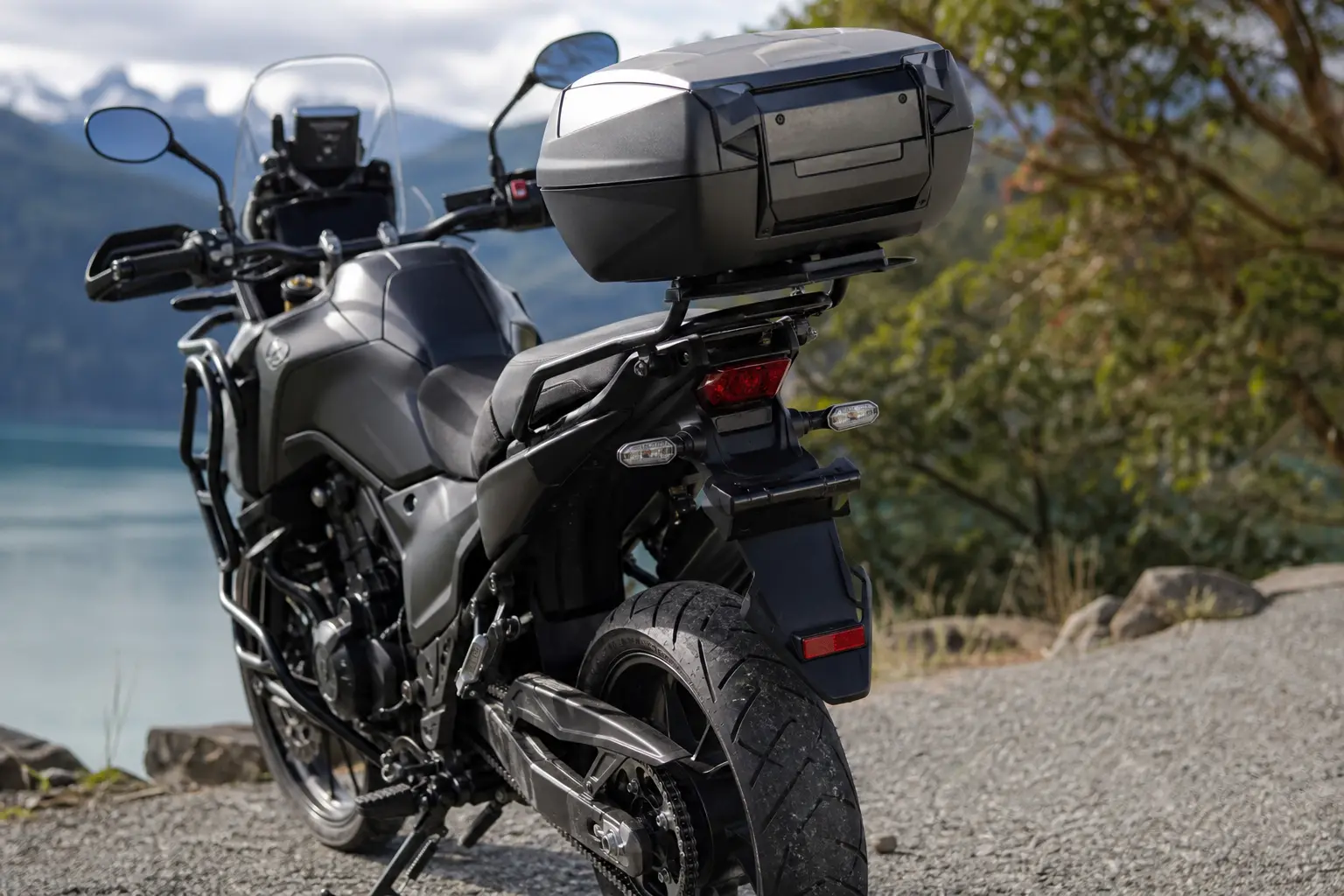 Top case moto : charge maximale autorisée, fixation homologuée et ce que dit la loi