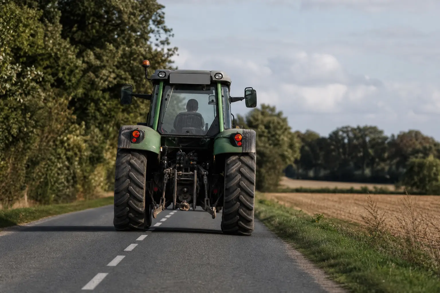 Tracteur agricole sur route : vitesse maximale, éclairage et règles à respecter