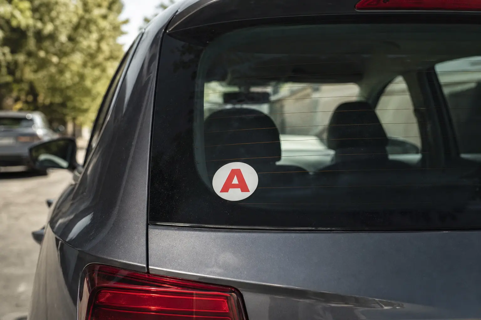 Disque A jeune conducteur : obligation, limitations de vitesse et amende en cas d'oubli