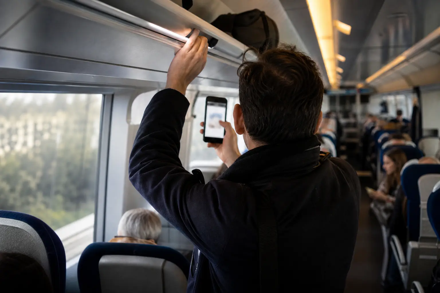 Quelqu'un est assis à votre place réservée dans le TGV : que faire, et quels sont vos droits