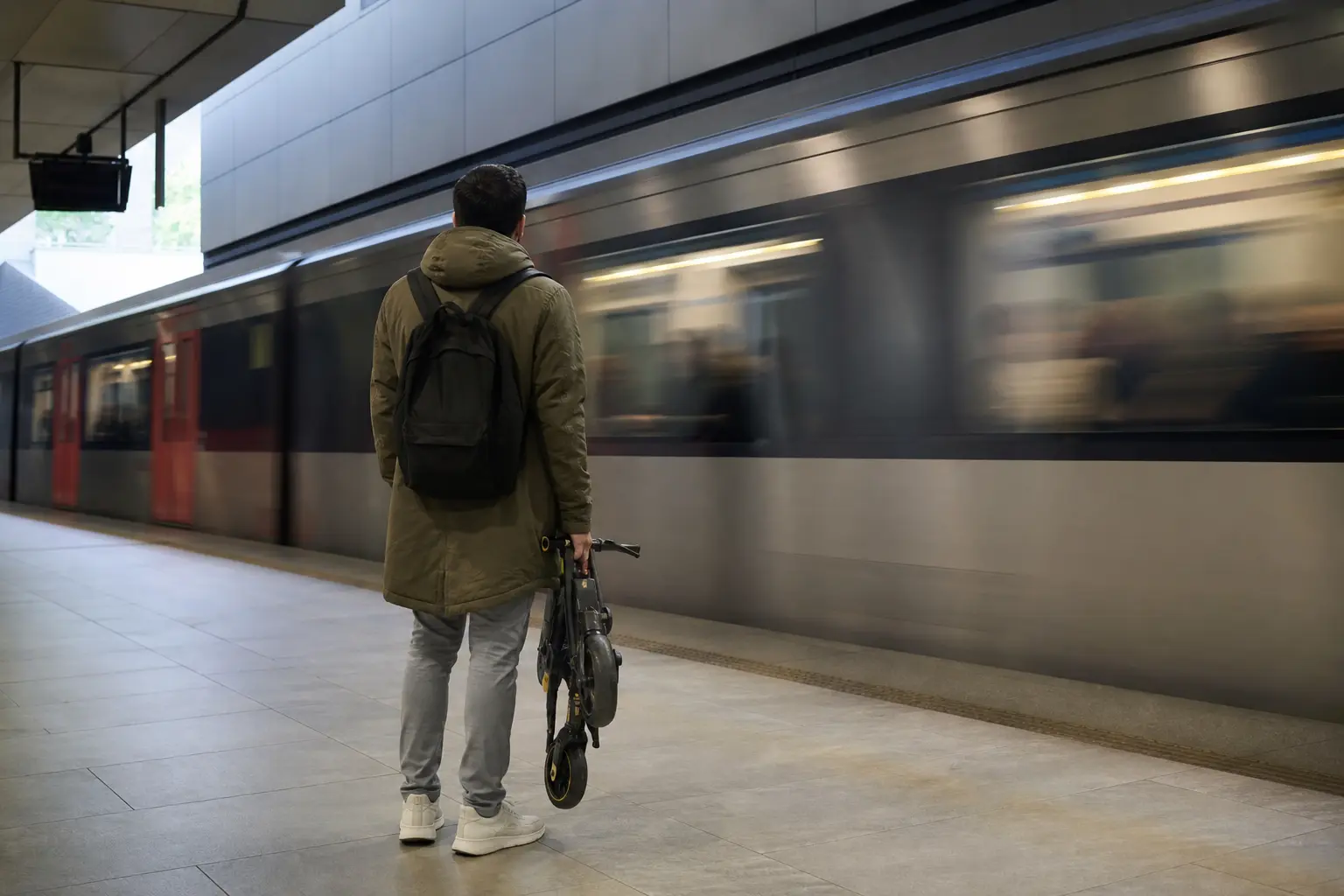 Trottinette électrique dans le métro, le bus, le tram ou le train : est-elle autorisée pliée ?