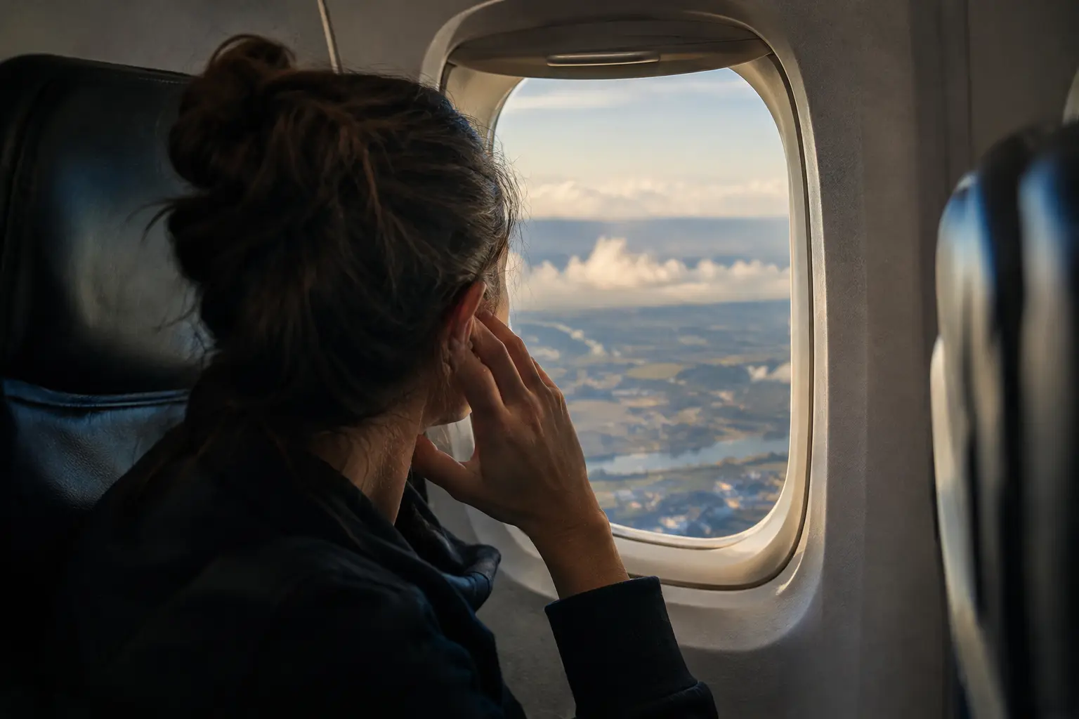 Oreilles bouchées en avion : pourquoi ça fait mal à l'atterrissage, comment les déboucher et quand s'inquiéter