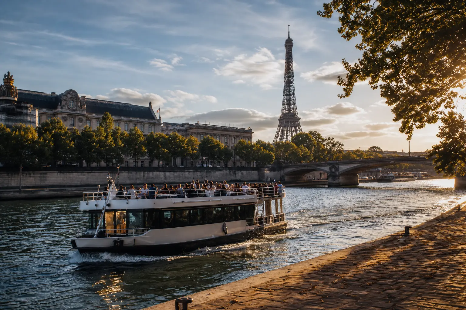 Pourquoi visiter Paris en bateau mouche ?