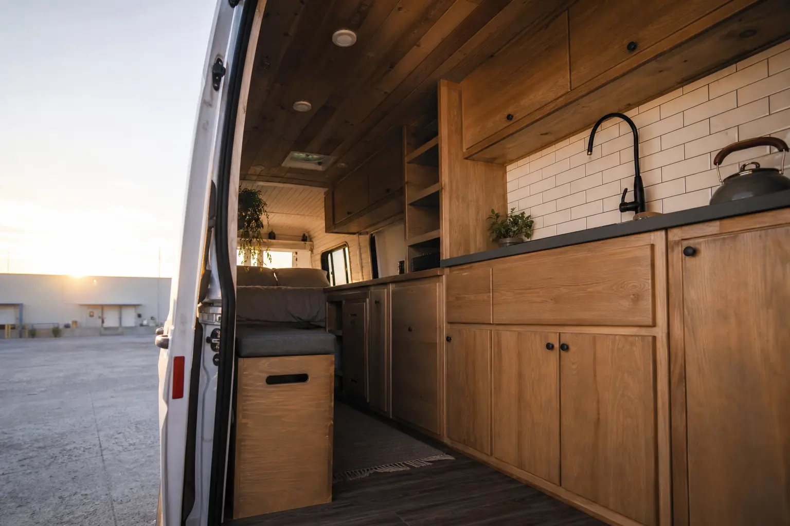 Comment aménager un camion pour en faire un espace de vie ? Le guide complet pour réussir son projet